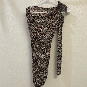 Very elegant one sleeve short dress for a night out or an important occasion.